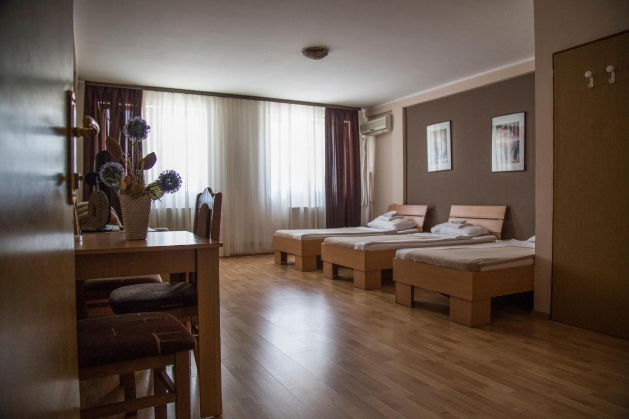 Hostel Milkaza Novi Sad Exterior foto